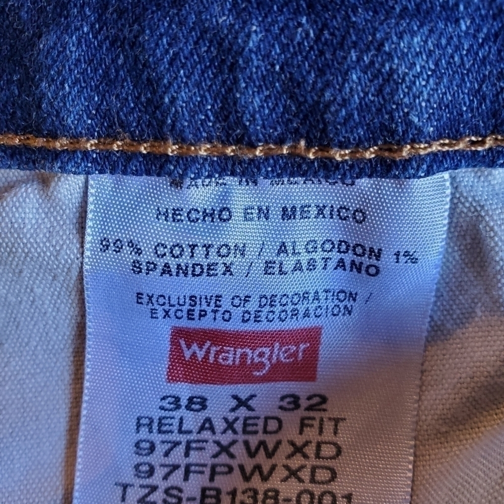 Wrangler relaxed fit slightly distressed jeans sz 38 X 32 - Picture 3 of 8